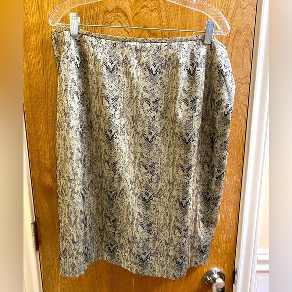 Le Suit Lace/Snakeskin Design Jacket with Matching Skirt Shimmery Tan & Black 18 - Picture 8 of 12